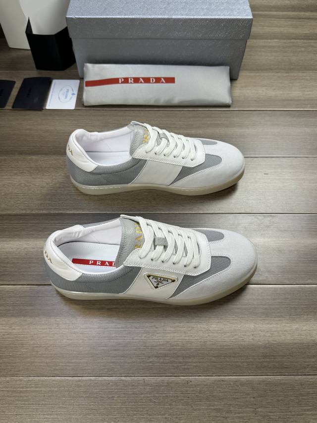 Prada* P: -Size ：38-44 45可订做 普拉达高端品质 原单 -鞋面：全粒面纳帕小牛皮、品牌帆布布匹、鞋身品牌金属扣件logo -内里：水染牛